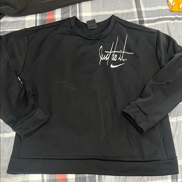 Women’s Nike Black Crewneck Sweatshirt! - Picture 1 of 5